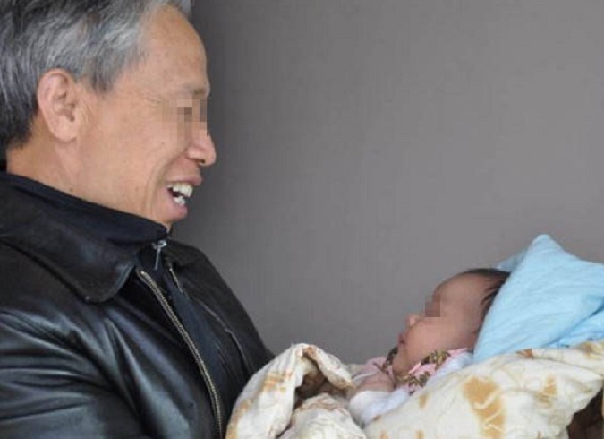 宝妈|“俺在喂奶，公公在一旁逗娃”，25岁宝妈哭泣自述无法阻止