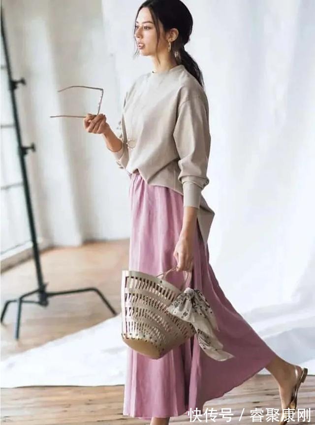 随性|卫衣+半裙=早秋最火混搭套路，时髦又有女人味