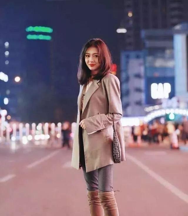 穿着|街拍:身材苗条的小姐姐,穿着黑色牛仔裤,显得有街头风的感觉