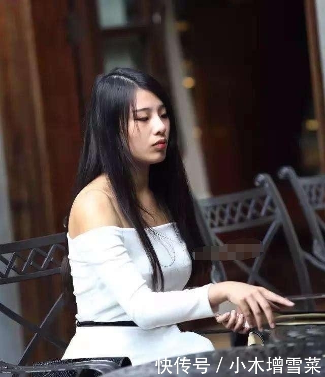 白色雪纺上衣搭配黑色短裙，明艳端庄，潇洒自信