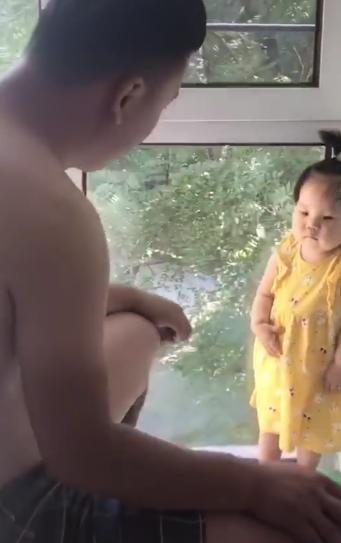 表妹|13个月姐姐打表妹后,被舅舅罚站,一脸委屈的小表情萌翻了