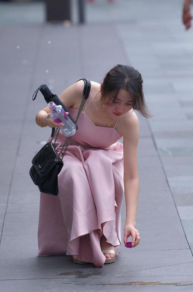 身材 时髦百搭的鲨鱼裤穿搭上身很自然,利落穿搭秀S型身材,青春阳光