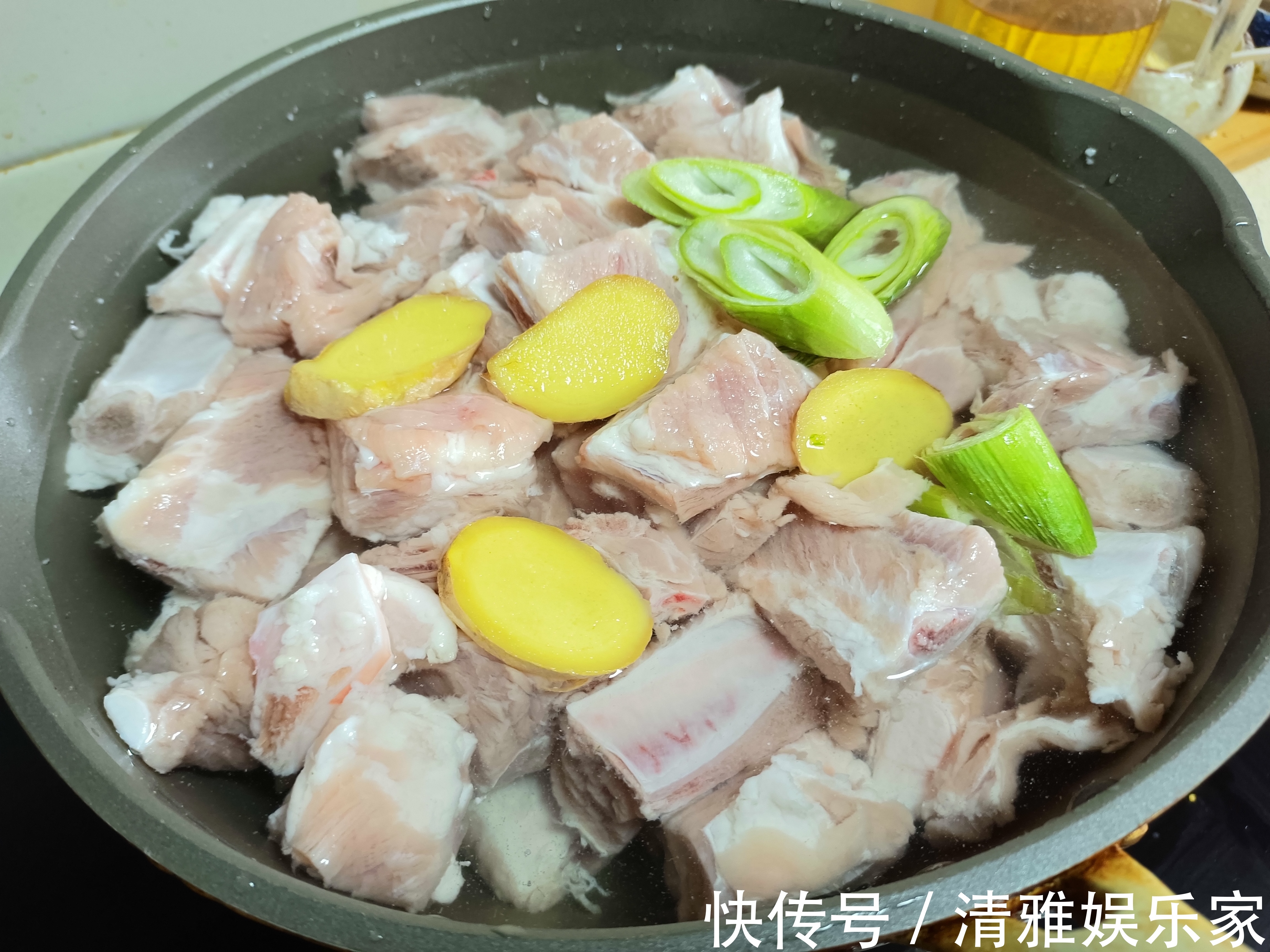 炖排骨时有人焯水,有人直接炖,全不对!这才是正确做法,太香了