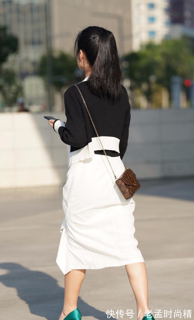 牛仔裤|街拍:白T恤搭配牛仔裤,清新又性感,这款腰身真的很惊艳