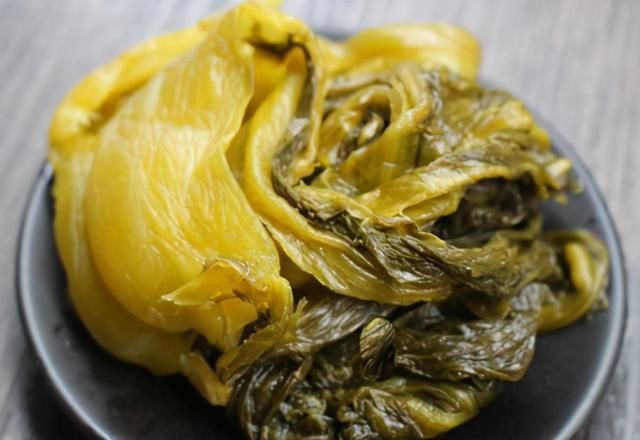腌酸菜这方法老妈用了20年,不放油3天就变色,比老坛酸菜爽口