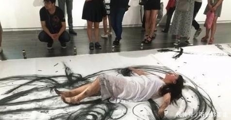 大三女生$美院大三女生，用身体作画引人围观，她将舞蹈与绘画完美结合！