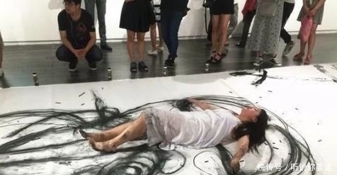 大三女生$美院大三女生,用身体作画引人围观,她将舞蹈与绘画完美结合!