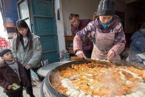 中年夫妇|中年夫妇做“良心早餐”，一块钱4个不够卖，小学生看着走不动路