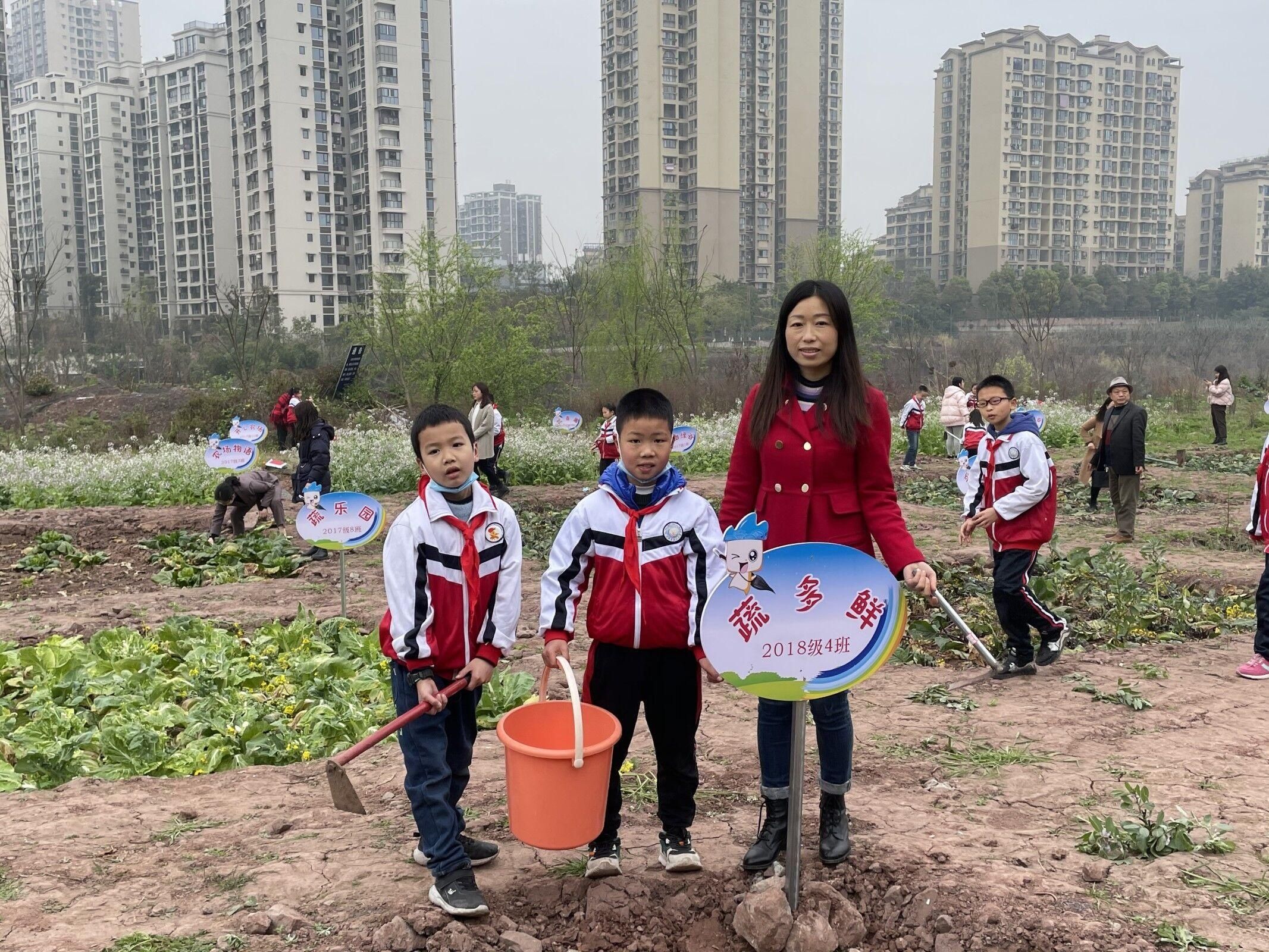 沿滩区第二小学举行“书香田园”劳动教育基地班级授牌仪式