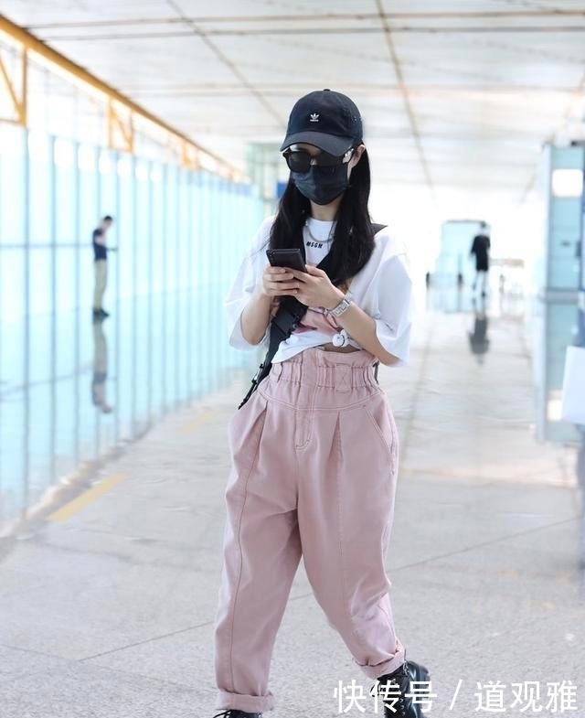 潮感|薇娅不是明星却有潮感,白T恤配粉裤秀身材,甜美清新哪像35岁