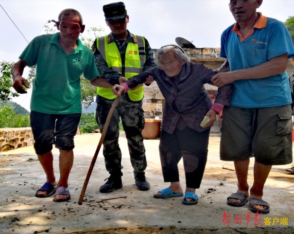 支队|武警第一机动总队某支队：抢通生命线，救助被困百岁老人