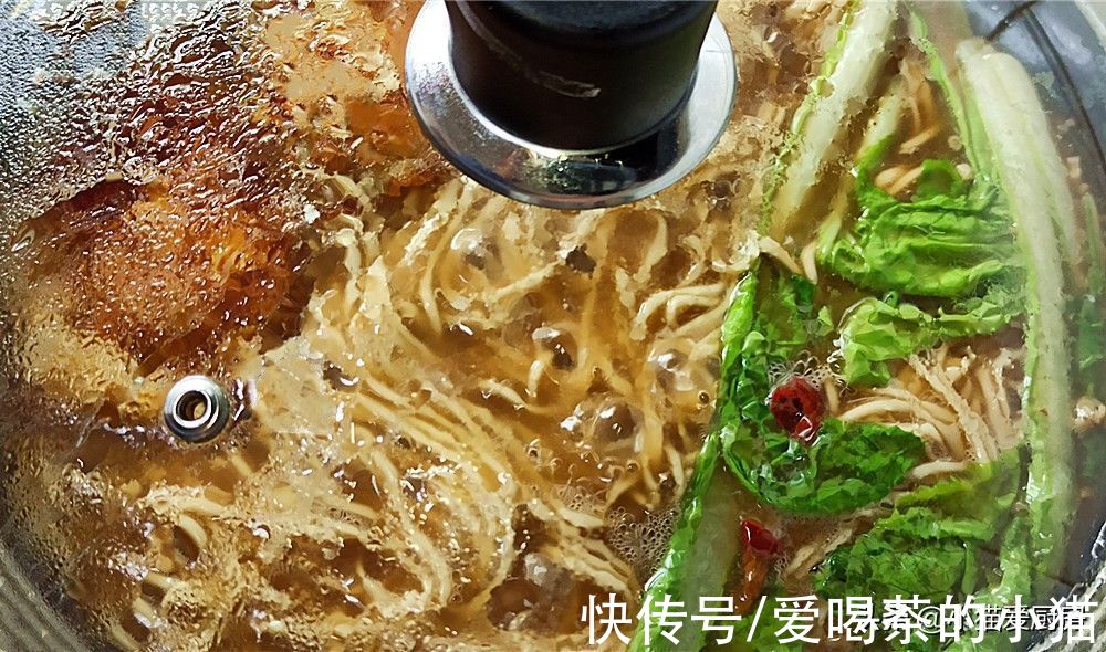 教你好吃的懒人煎蛋焖面,10分钟搞定,一个星期吃几天都不腻