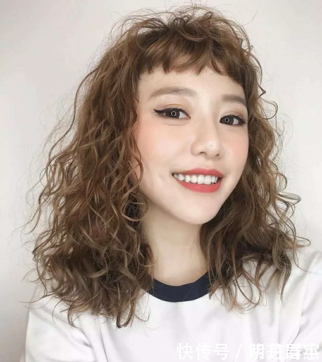 闺蜜|闺蜜都烫了流行的泡面头,两个洋气两个土气,泡面头适合什么人?