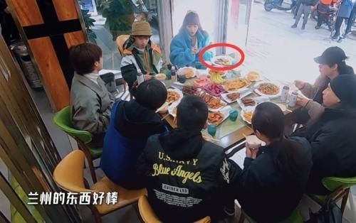 蔬菜沙拉|孔雪兒陪王晨藝吃烤肉，看清她夾的啥？網友：這才是自律的表現