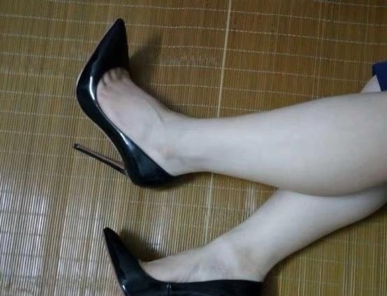 细跟鞋 细跟鞋别具一格的设计,搭配一条靓丽的晚礼服,让你整体美出天际