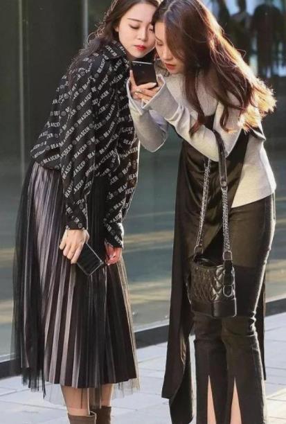 身穿|街拍身穿红色短上衣的小美女,长发飘飘,非常有型