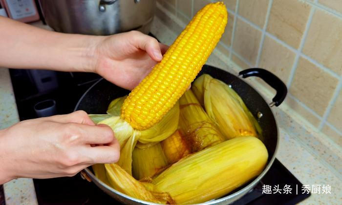 水煮|煮玉米,用清水是“外行”,多加2味,玉米个个软糯香甜,真实用