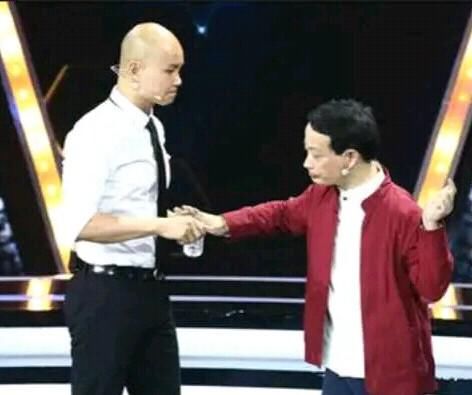 乐嘉首次公开露面，直播间潸然泪下，对《超级演说家》余怒未消