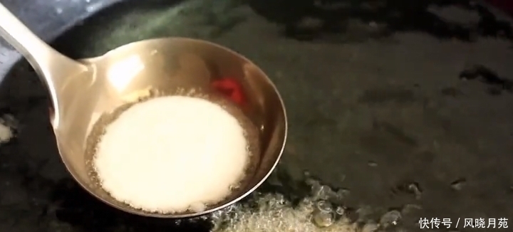 1碗面粉1个鸡蛋，教你早餐新做法，手没碰面就做好，比油条还好吃