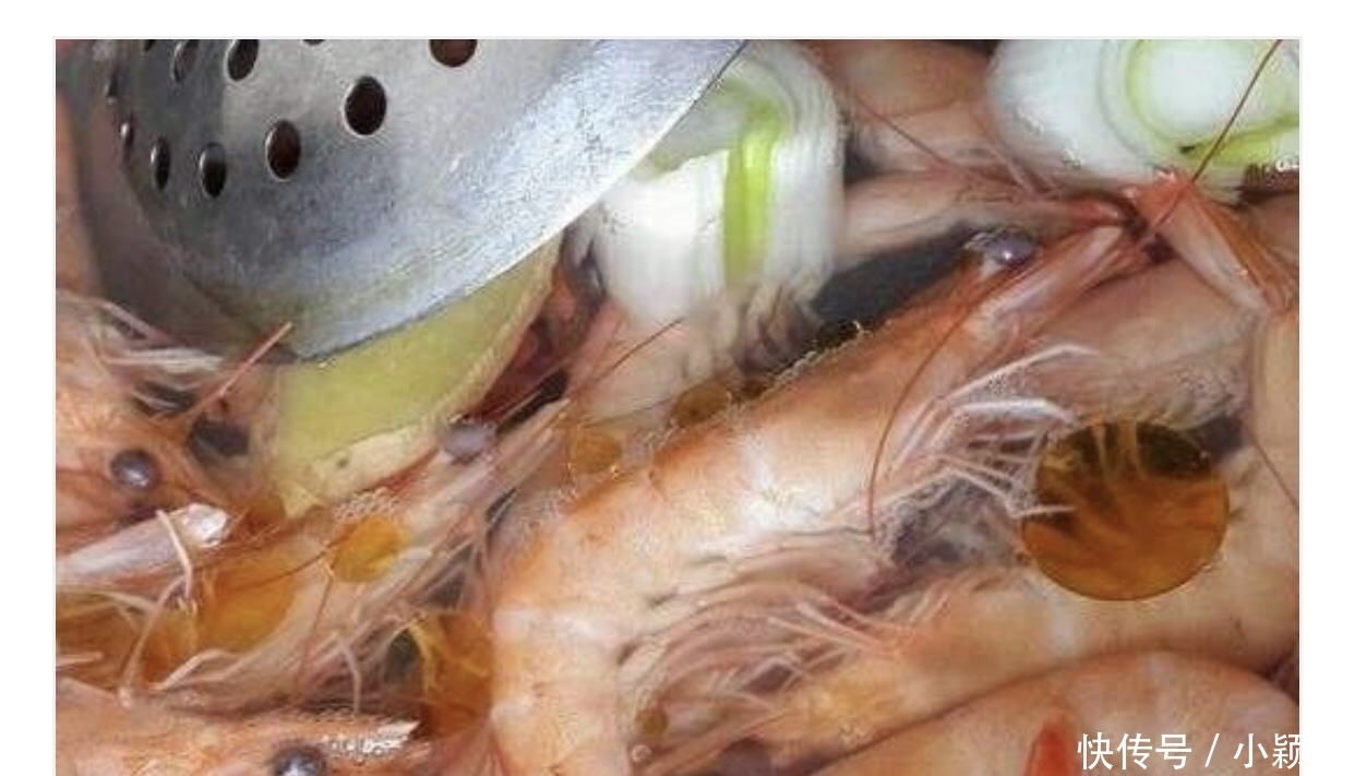 白水煮“白灼虾”是冷水下锅还是开水下锅?大多人做错,不鲜嫩
