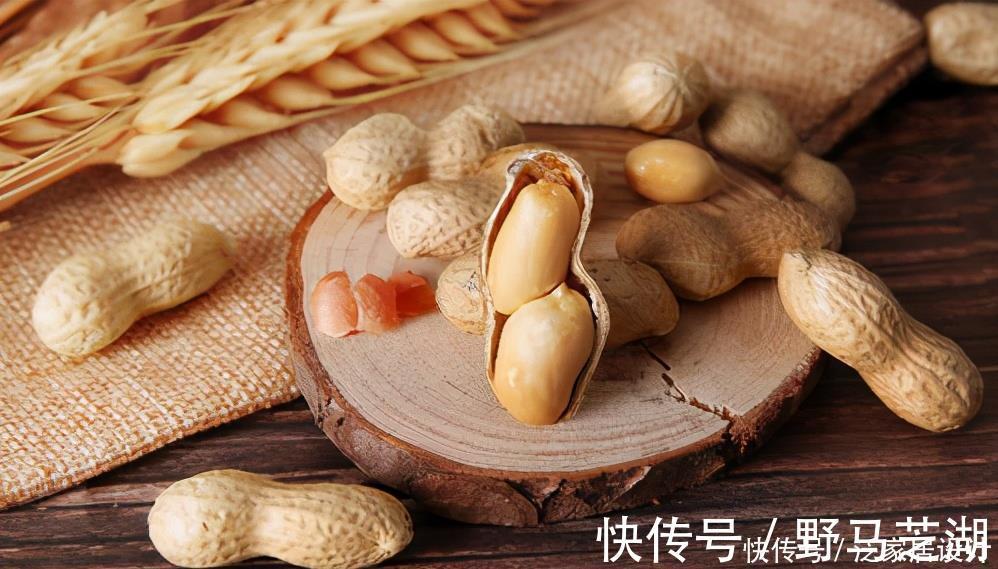 养分|君子兰养护小技巧,土里埋上它,叶片肥又亮