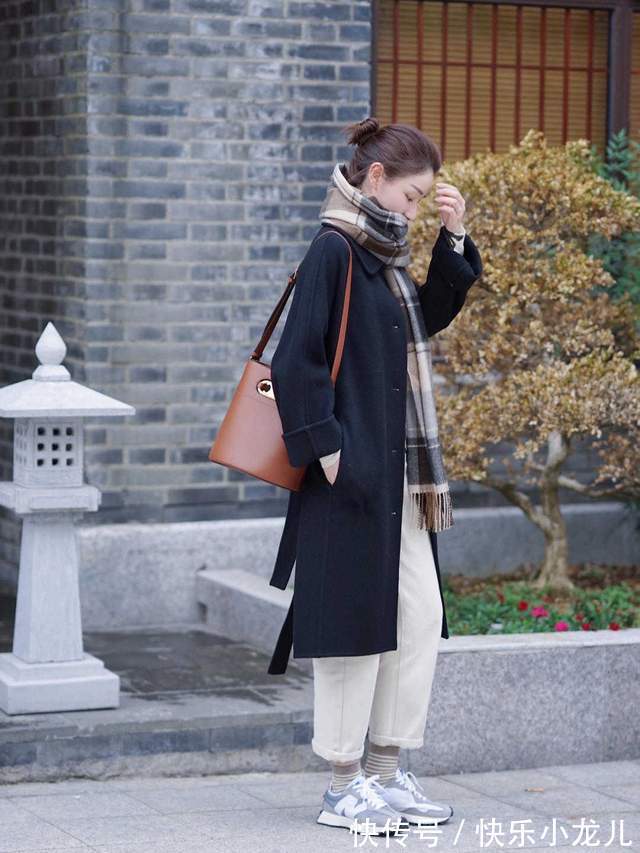 美女 秋冬大衣内搭选什么才好看,记住几个搭配技巧,让你变成大美女