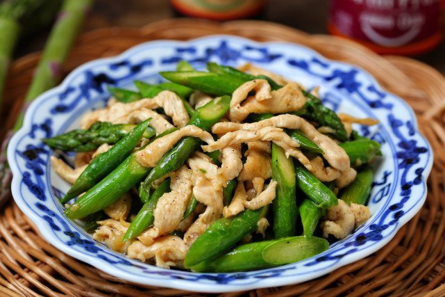 减肥期|水煮鸡胸食同嚼蜡,搭配芦笋一起炒,脆嫩低脂营养均衡,好吃不胖