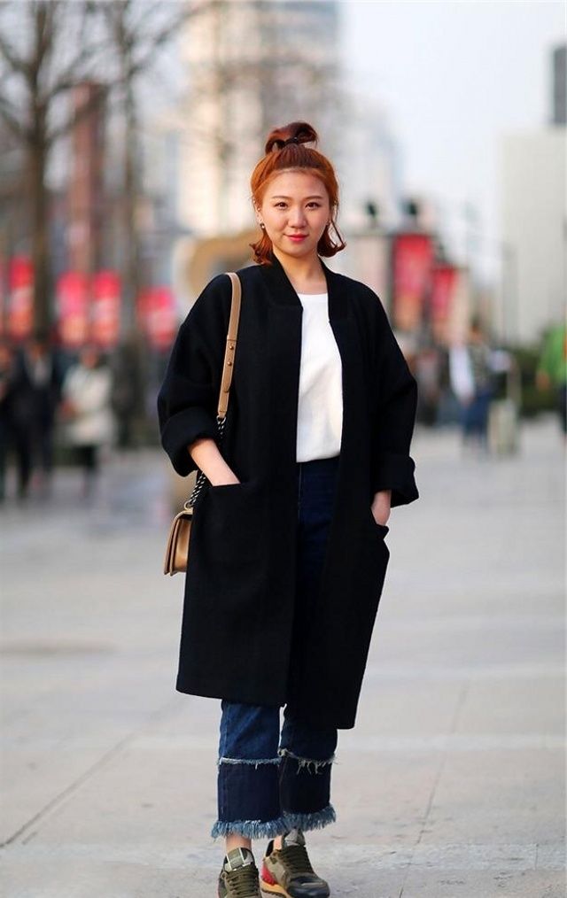 时尚穿搭，裙摆部分加入荷叶边的拼接设计，显得很好看