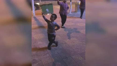 妈妈|2岁宝宝交给奶奶带,妈妈不放心,奶奶发回一张照片,妈妈笑喷了