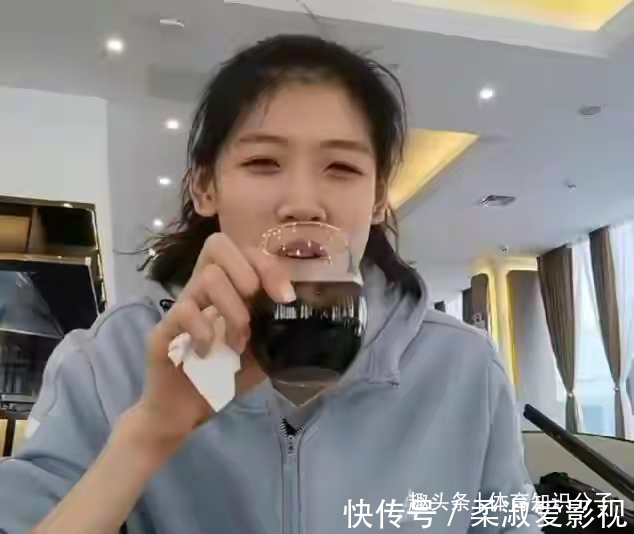 郎平|吃肉吃虾喝可乐!李盈莹不受郎平监督管不住嘴,女排主攻白减肥了