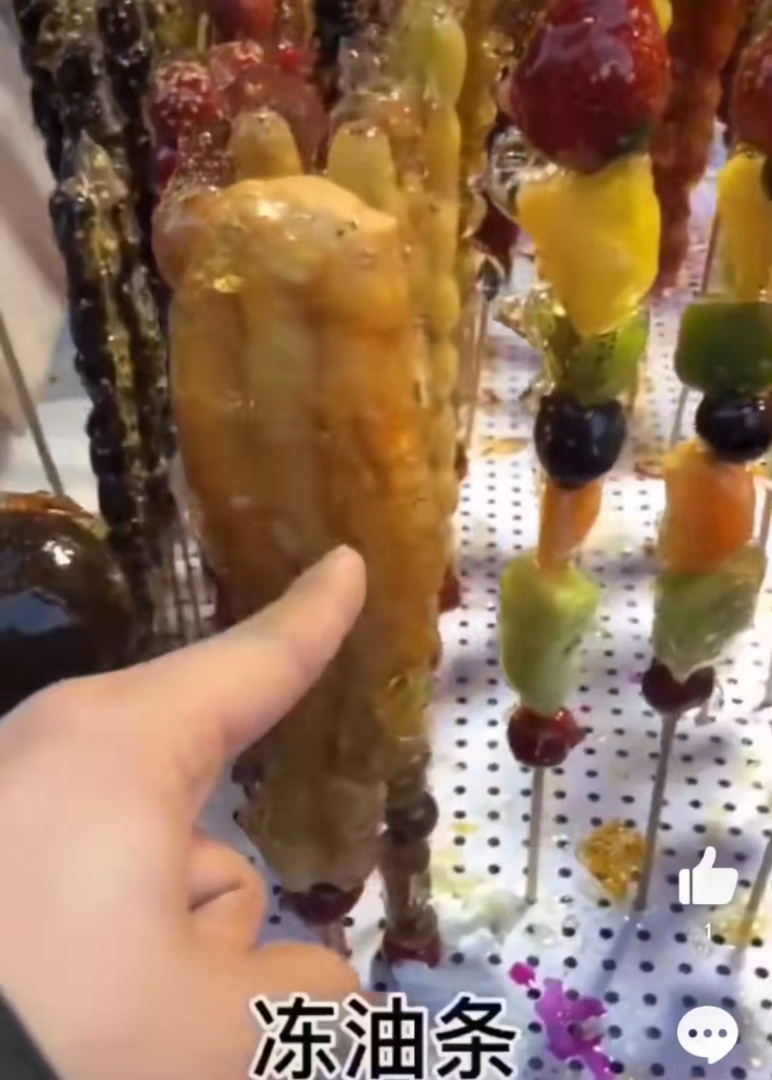 木棍|东北孩子用木棍凿出2米长雪洞!网友表示,小时候都干过
