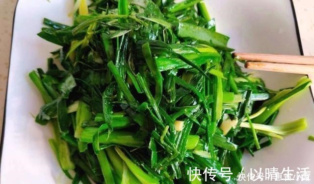 这样做的蒜苗炒肉丝，蒜苗鲜嫩翠绿，肉丝嫩滑美味，因多加这两步