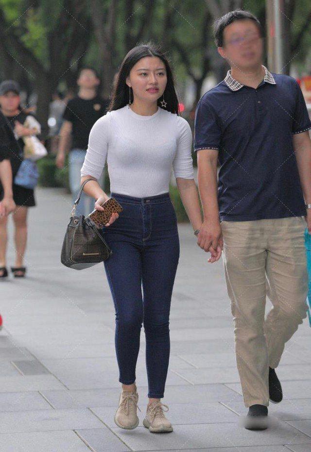 街拍谁说“胖墩”就不能时尚,紧身上衣搭配牛仔裤,微胖的时髦好气质