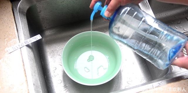 厨房下水道倒一碗水,实用,下水道不脏不堵也不臭,早知早受益!