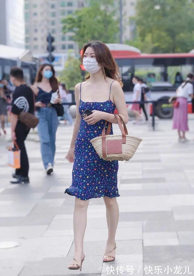 灯笼裙 吊带裙既清新又美丽，素雅干净不俗套，很有时尚气质