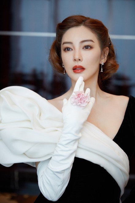 《浪姐2》成团夜开场太尴尬！姐姐全假唱，龚俊成工具人