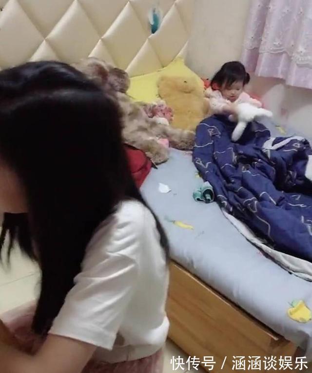 妈妈|姐姐在写作业,妈妈强行将妹妹送进姐姐房间,姐姐怒怼道你起开