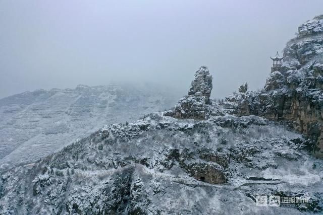 老年|山东迎牛年初雪：空中视角看淄博潭溪山秒变“童话世界”