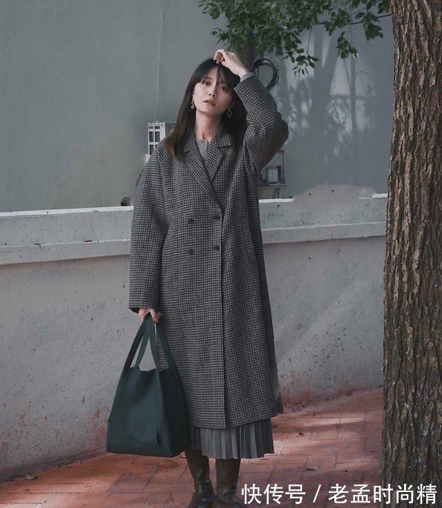 身材|阔腿裤烂大街了,今年流行的长大衣配半身裙