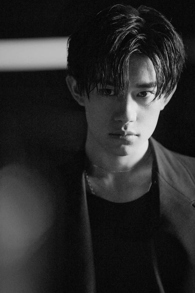 易烊千玺昔日队友处境大公开,路边表演没人看?