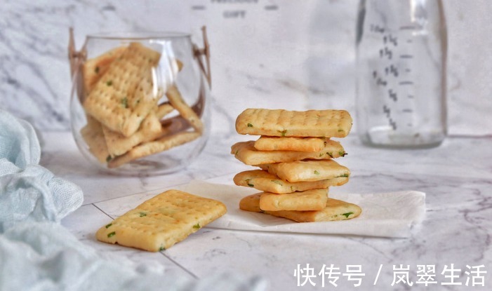 苏打粉|营养价值极高的碱性饼干，充满香葱的味道，一咬一口酥