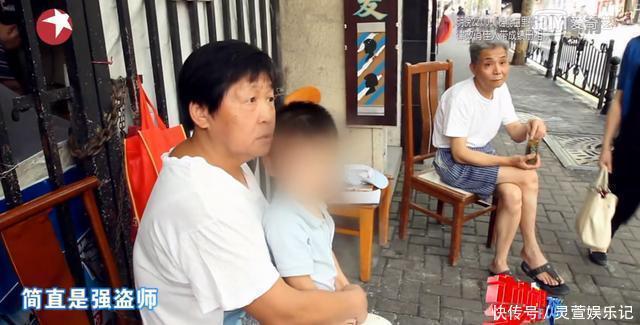 4人挤13㎡,儿媳上厕所怕被偷听,公公得避嫌,邻居眼红处处刁难