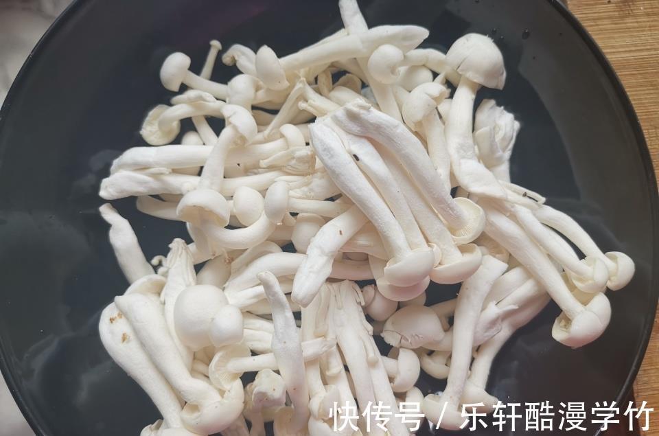 砂锅|它是“天然镇静剂”,镇静安神睡眠好,这样简单炖一锅太鲜了