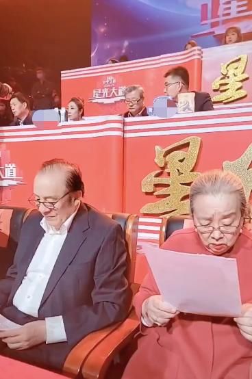 星光大道总决赛现场曝光，于文华站一旁显乖巧，杨洪基阎维文同框