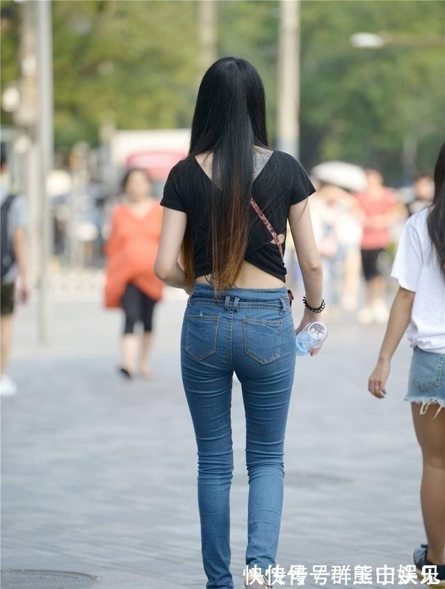 高跟鞋 蓝色紧身牛仔裤,搭配灰色粗跟凉鞋,苗条身材搭配更好看