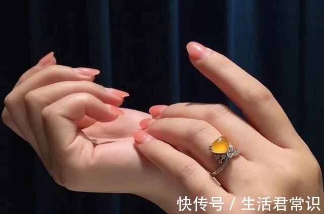 中国风 这个季节的色彩用首饰来表达，将珠宝佩戴在身，彰显浓浓的中国风！