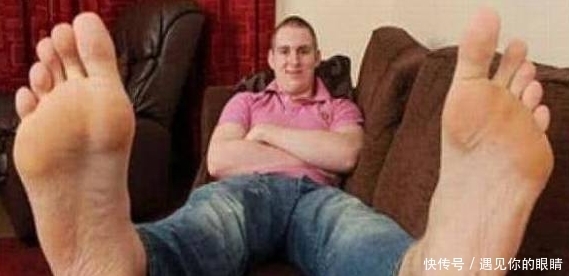 世界上最大的脚,总长36.8厘米,鞋子可以给宝宝当摇篮