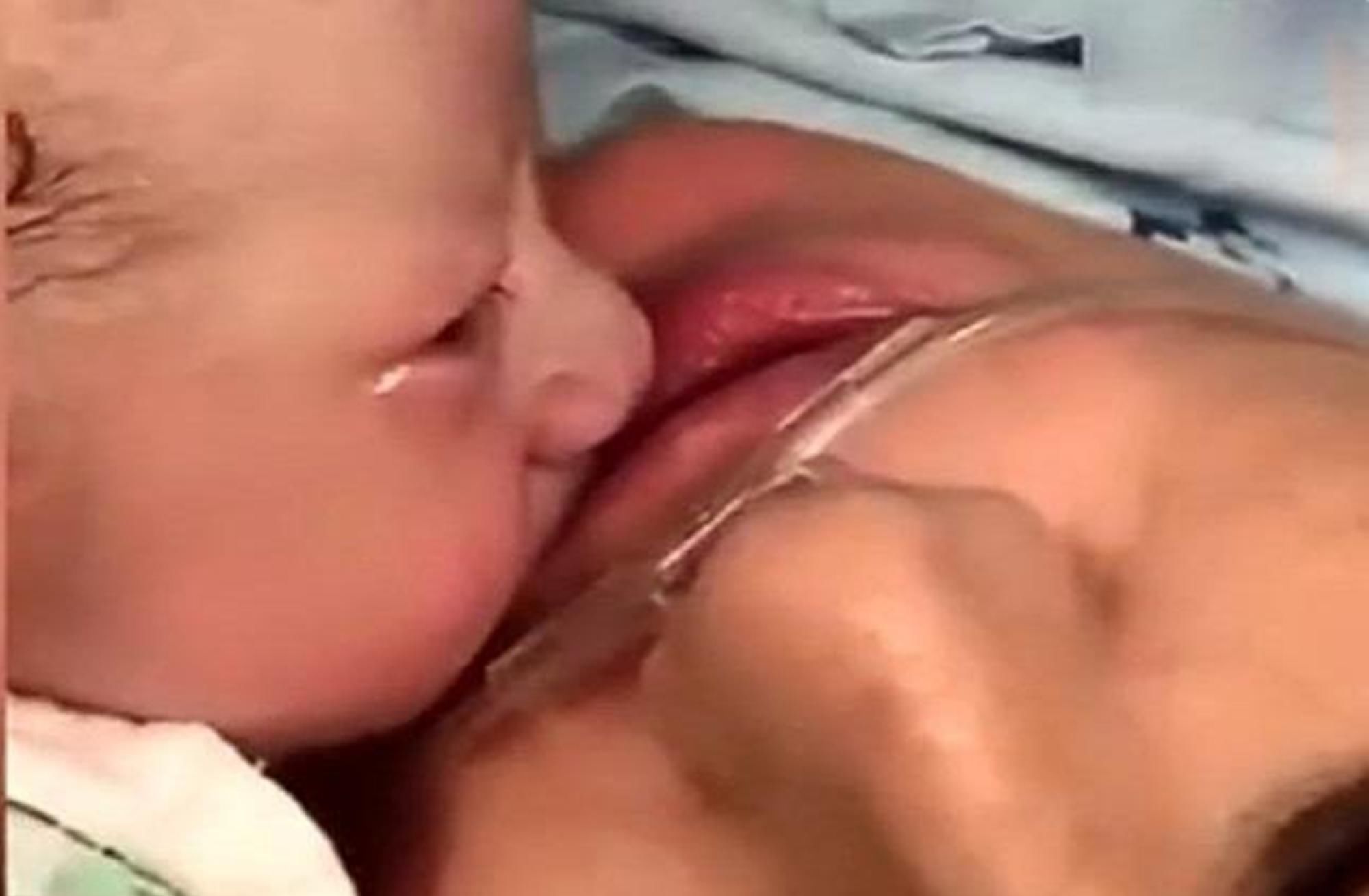 宝妈|90后宝妈产后昏迷,刚出生的宝宝轻吻妈妈,在场医生泛起泪花