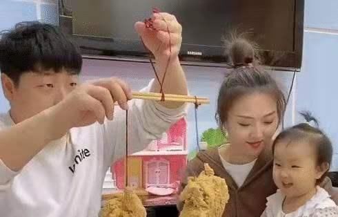 陪伴|宝爸“公平分鸡”走红,最后只留给女儿鸡骨架,网友:同情闺女