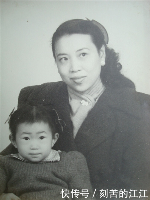 发妻离世,他拒绝下葬,将骨灰放床边33年,晚年心愿早点去陪她